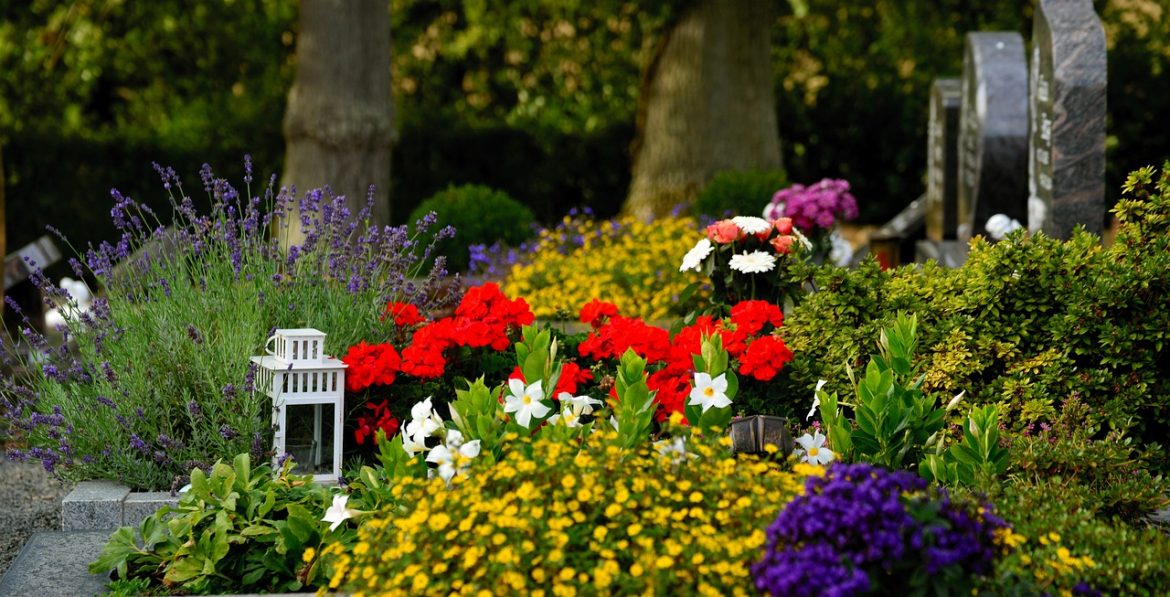 Czy warto użyć sztucznych kwiatów na cmentarzu?